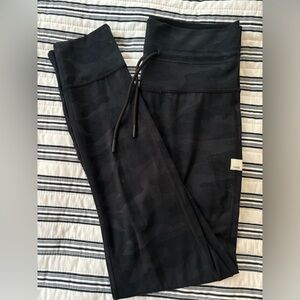 Vuori Daily Leggings in Dark Camo, Size Small